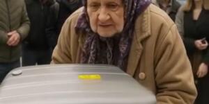 Yaşlı bir kadının bagaj kontrolü sırasında,