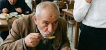 Yaşlı Adam Her Gün Aynı Masada Tek Başına Yemek Yiyordu