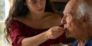 Seksen yaşındaki komşumla evini korumak için evlendim