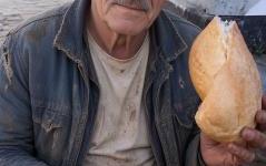 Yıllardır Sokakta Gördüğüm Dilenciye Her Gün Yemek Verdim
